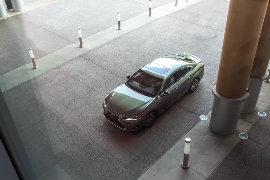  Lexus ES300h 2018 года  (WW) (фото 27 из 71)